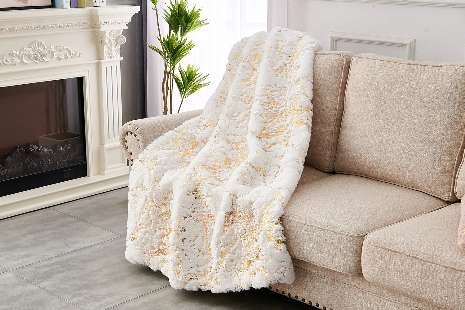 Cassilda Luxury Chinchilla-like Faux Fur White and Gold Throw Blanket